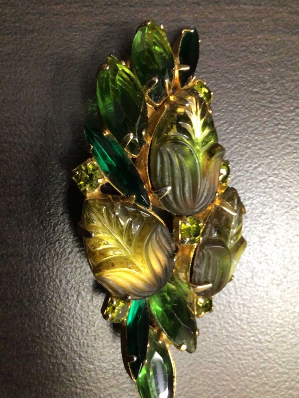 Vintage Green Molded Givre Glass Rhinestone Brooch Goldtone Metal - Picture 4 of 16
